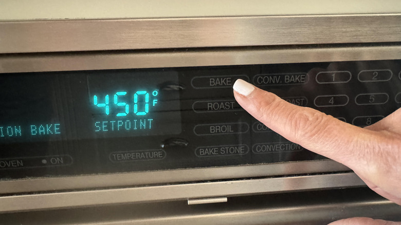 finger setting oven temperature