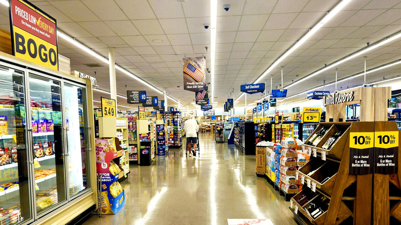 Aisle of Food Lion store.