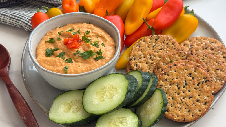 bowl of hummus with veggies