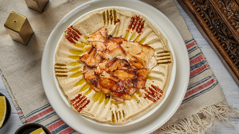 Hummus appetizer with chicken