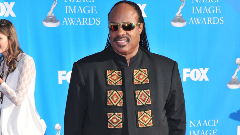Photo of Stevie wonder posing