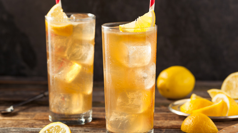 Two glasses of Long Island Iced Teas with lemon