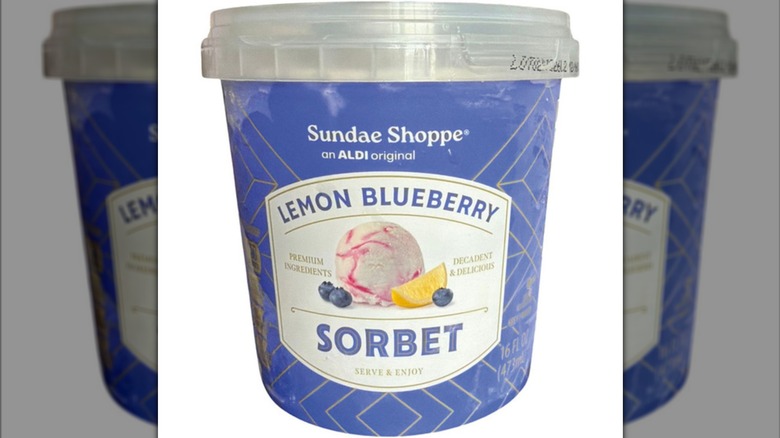 Sorbet in lemon blueberry flavor in a blue container