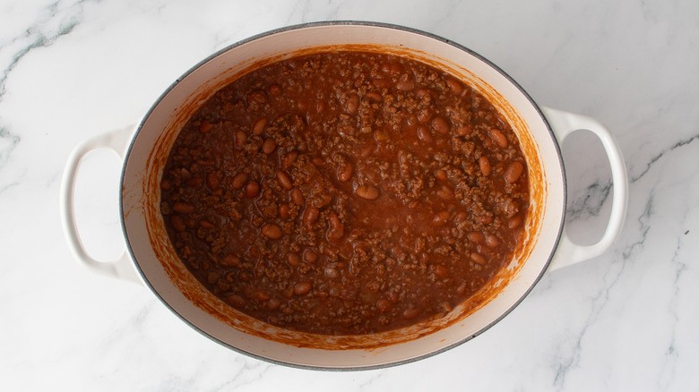 Cooked chili con carne in a Dutch oven