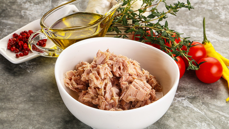 Semangkuk tuna kalengan dengan produk segar