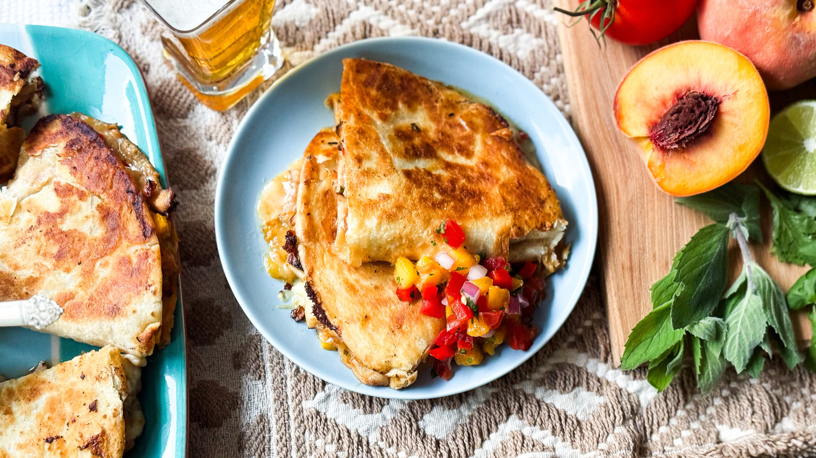 Rezept für süß-scharfe Pfirsich-Hähnchen-Quesadillas