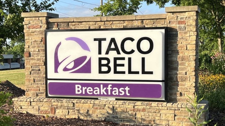 Sign for Taco Bell showing it serves breakfast