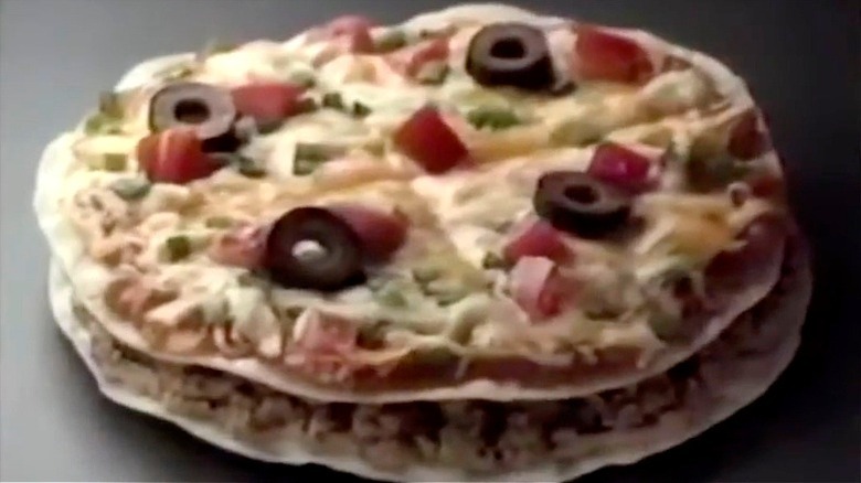 A close up of a Pizzazz Pizza from a 1985 Taco Bell ad