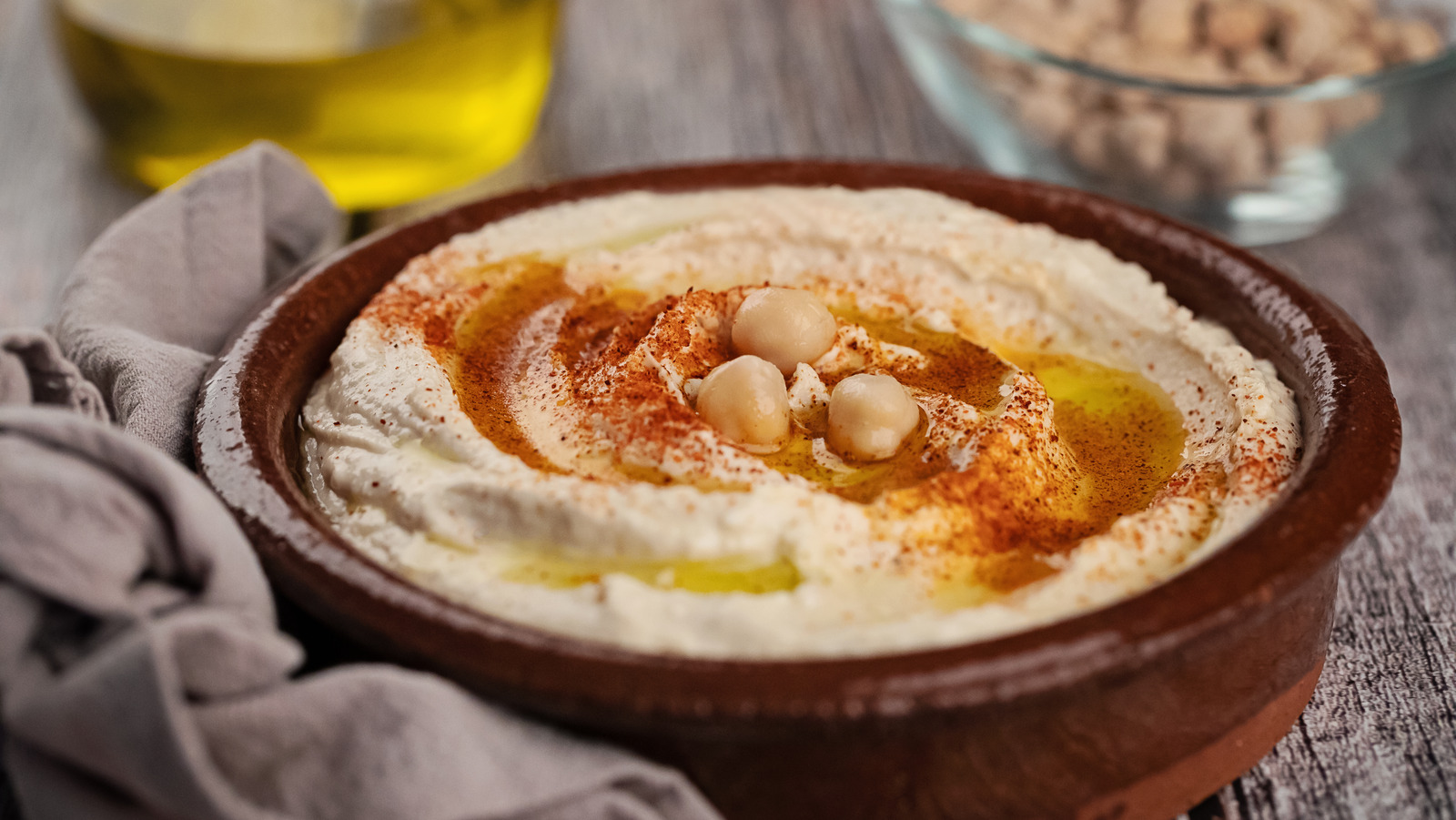 Mit diesen einfachen Tipps wird aus gekauftem Hummus ein cremiger Teig.