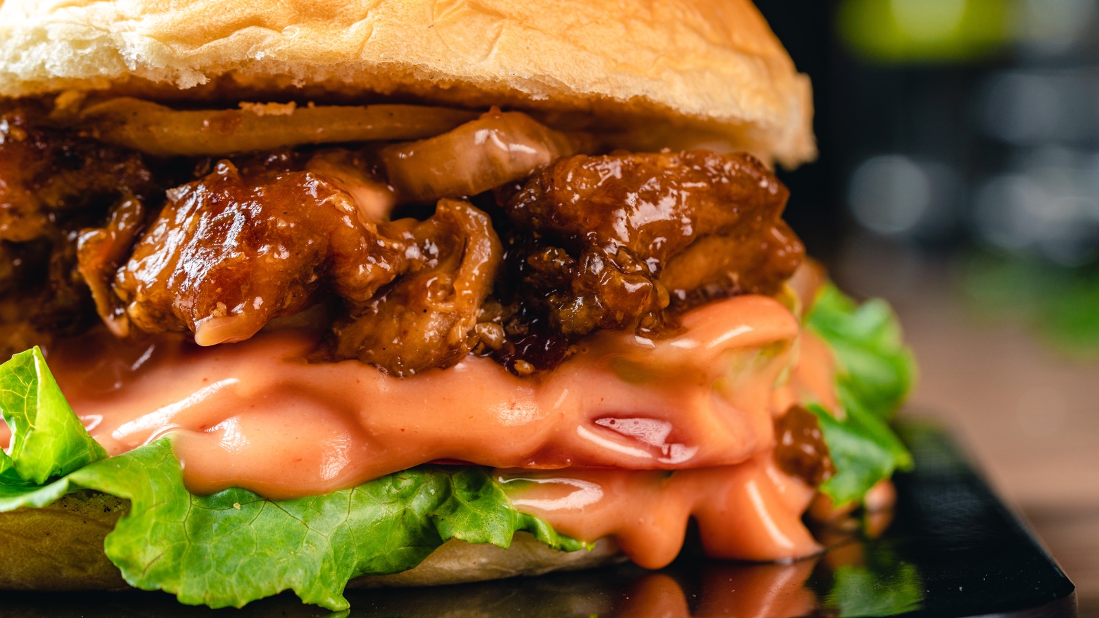 Peppen Sie Ihr Teriyaki-Hühnchen-Sandwich mit einer unerwarteten Würze auf