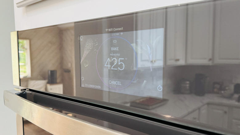 Oven display of oven preheated to 425 F