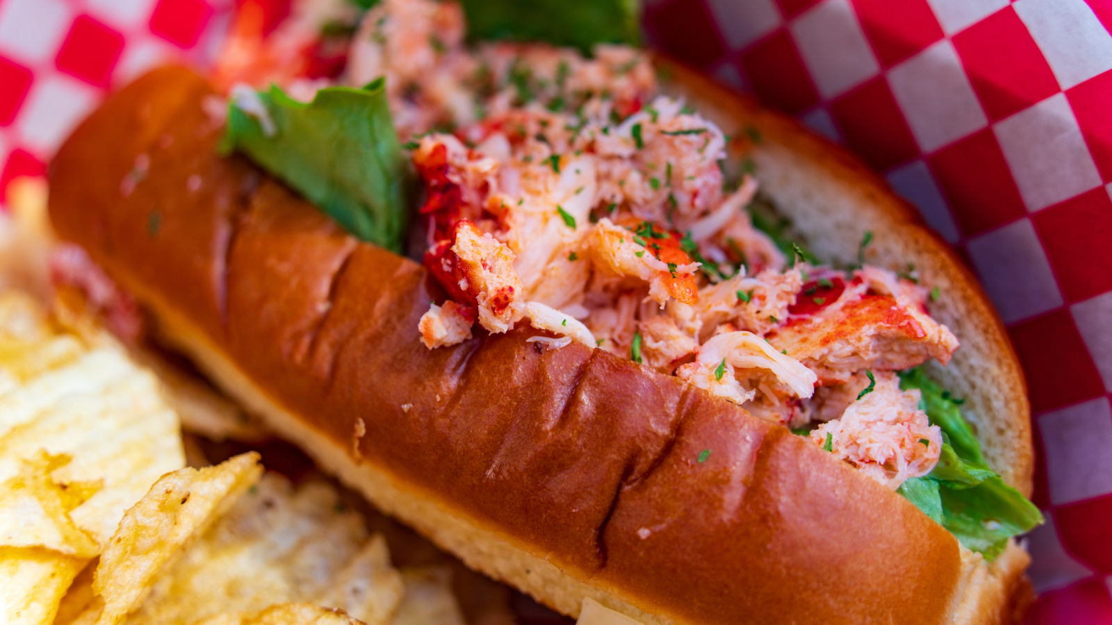 Menschen besuchen einen Ort in Maine, um sich den größten Hummer-Sandwich ...