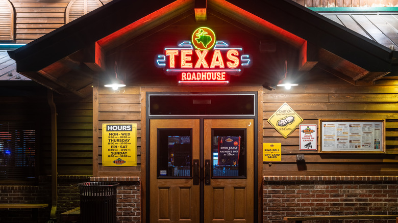 Exterior of a Texas Roadhouse restaurant at night.