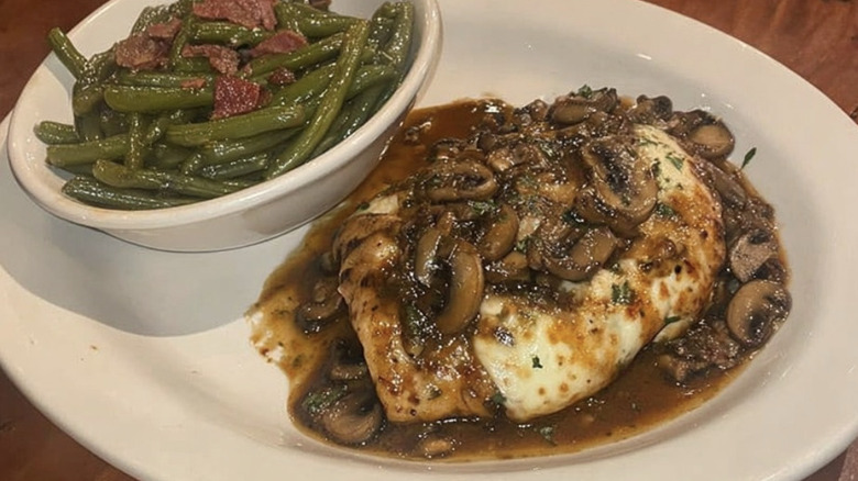 Texas Roadhouse portobello mushroom chicken served with a side of green beans