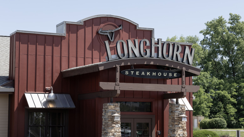 Exterior of a Longhorn Steakhouse restaurant