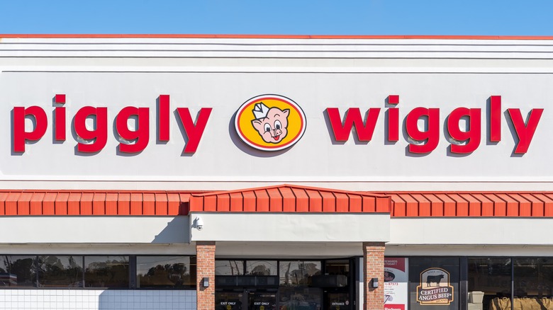Piggly Wiggle sign on the store's front