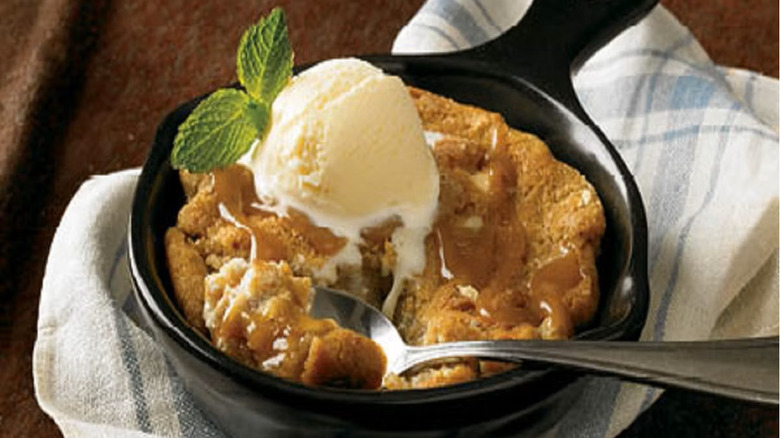 A Salted Caramel Cookie Skillet