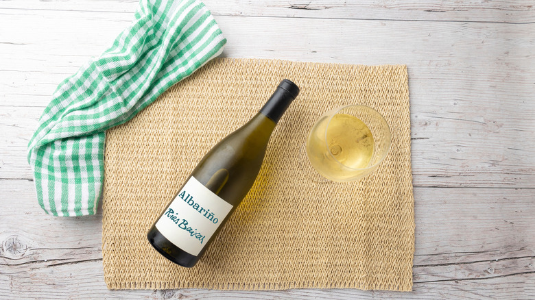 Bottle and glass of Albariño wine on a woven placemat
