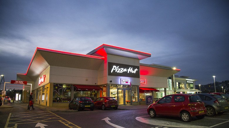 outdoor shot of pizza hut restaurant
