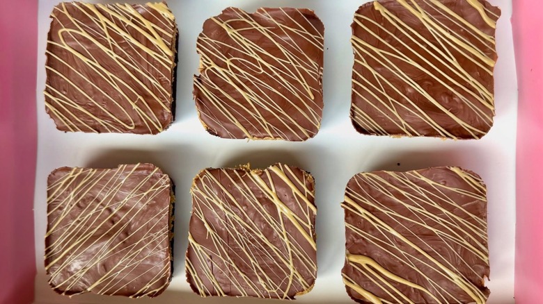 Six Dubai chocolate brownies in a pink box