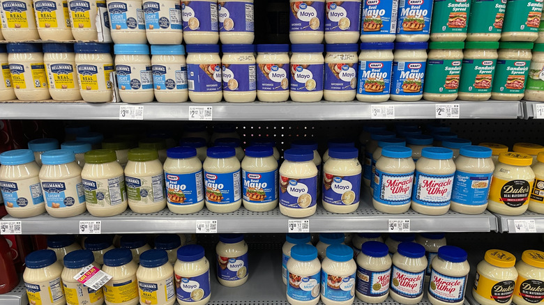 Jars of Duke's, Hellmann's, Kraft, and other mayonnaise on grocery store shelves