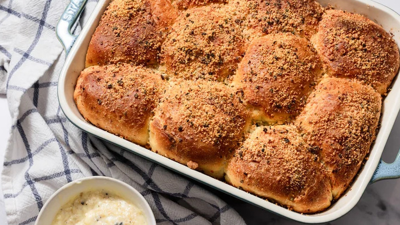 Cheesy garlic dinner rolls with topping