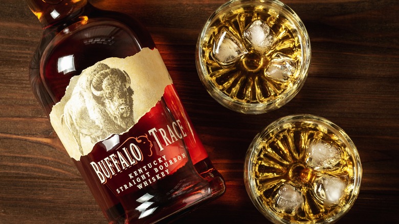 láhev Buffalo Trace a sklenice