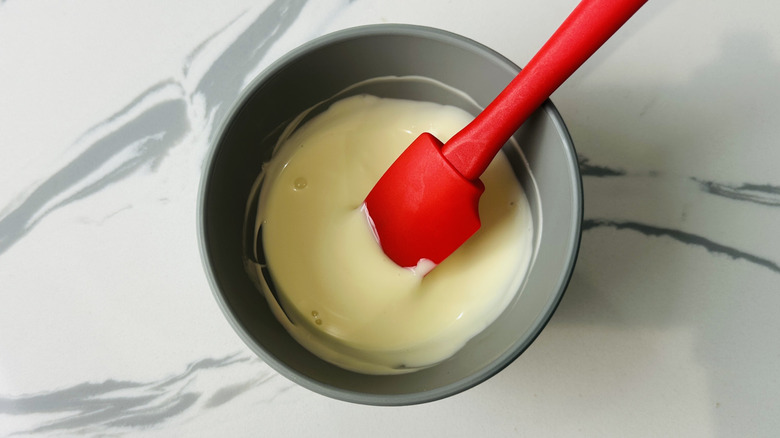 Melted white chocolate in bowl