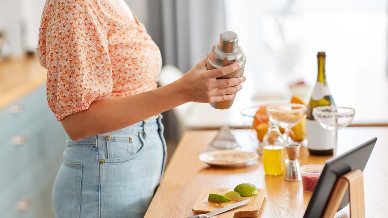 The 3 Types Of Cocktail Shakers You Should Know Before Making A Drink