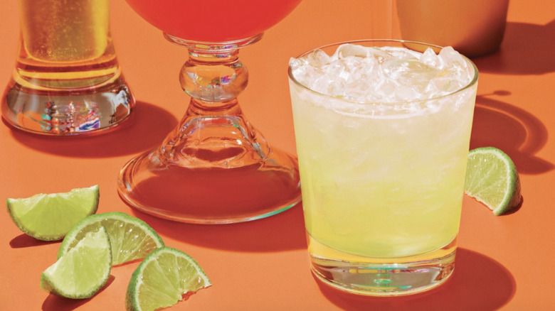 Applebee's Dollarita with lime wedges