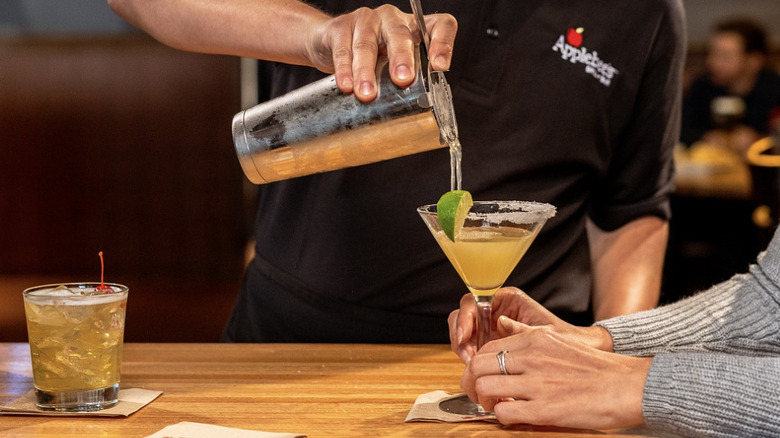 Applebee's employee pouring a margarita