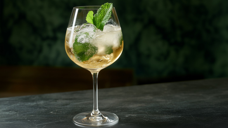 Elderflower liqueur spritz with mint