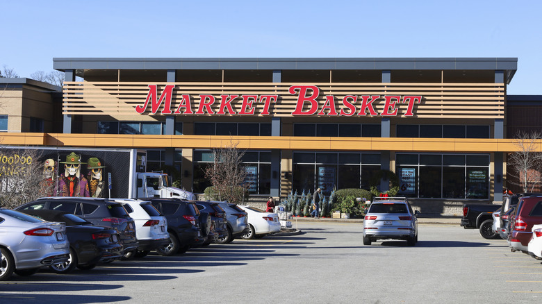 The exterior of a Market Basket