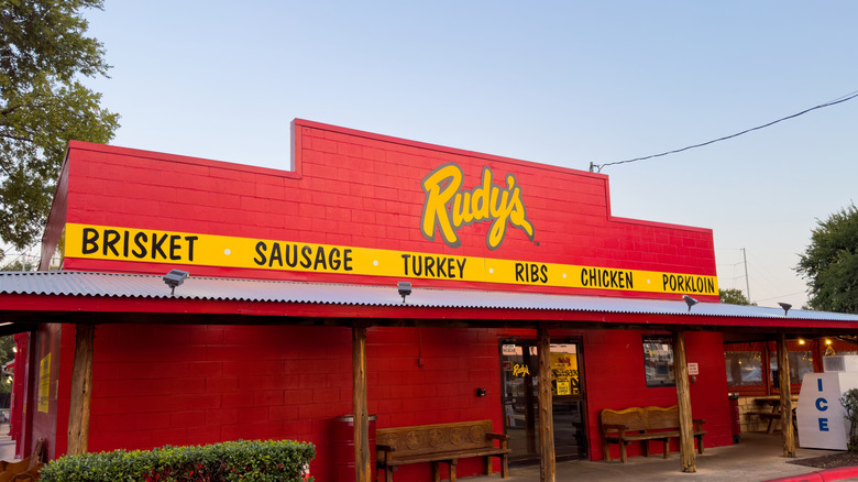 The outside of a Rudy's Country Store and Bar-B-Q