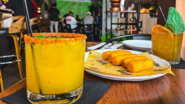 Sorullitos and two drinks with a Puerto Rico flag at Mofongo on Calle 8
