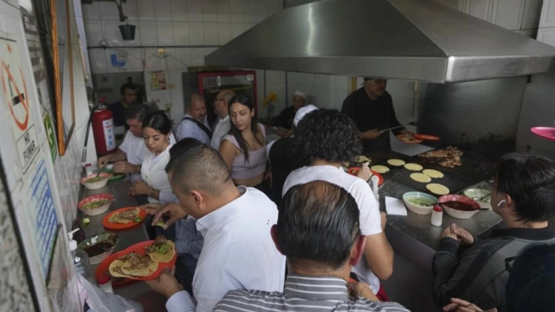 People lined up at Taquería El Califa de León.