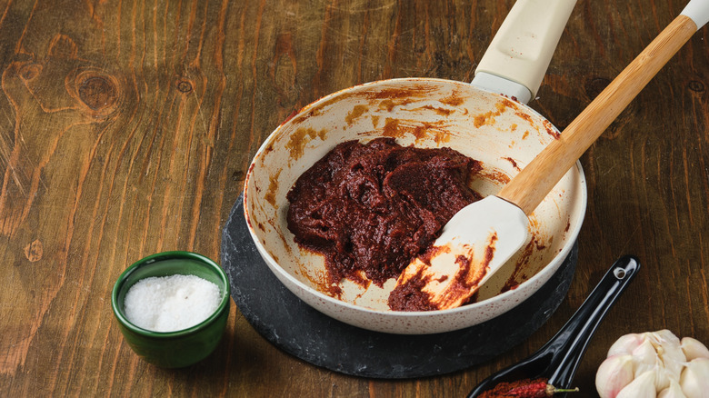 Frying pan with gochujang