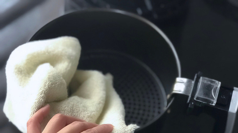 Hand cleaning air fryer basket