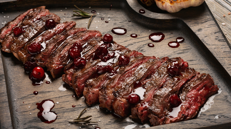 Skirt steak with cranberry