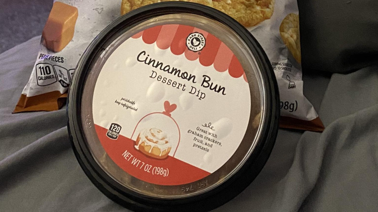 Lid view of Park Street Deli Cinnamon Bun Dessert Dip.