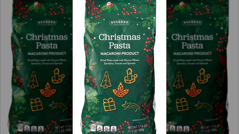 Reganno Christmas Pasta with a festive, Christmas-themed packaging