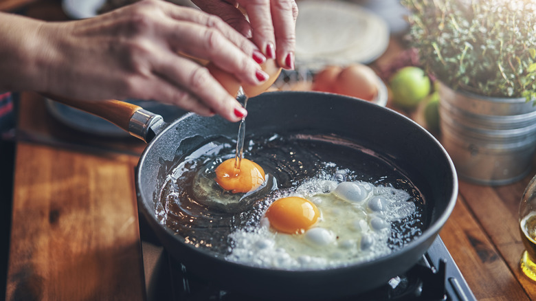 frying eggs in cast iron pan