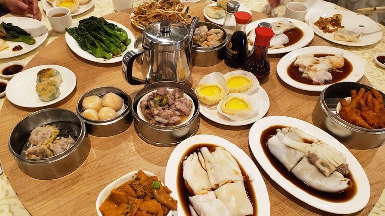 Table of dim sum offerings at Great Wall Cuisine
