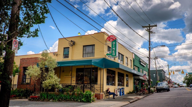 Exterior of Elmo's Diner
