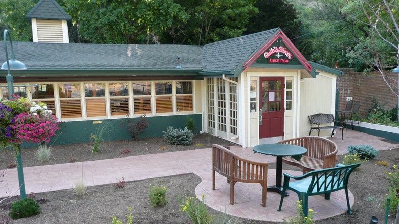 Exterior of Ruth's Diner