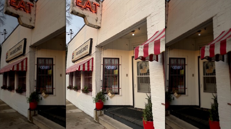 Exterior of Fair Oaks Diner