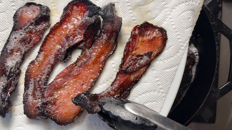 Cooked bacon slices on paper towels