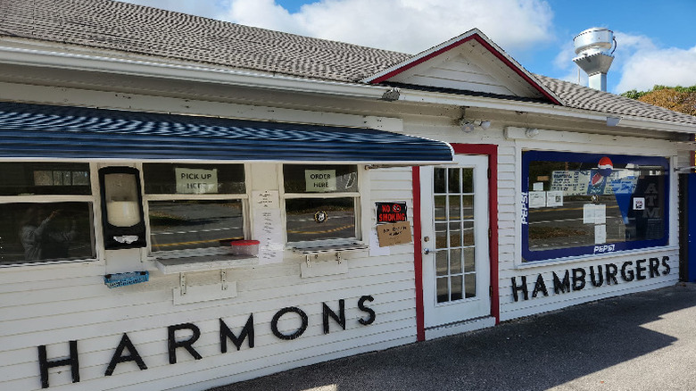 The storefront for Harmon's Lunch