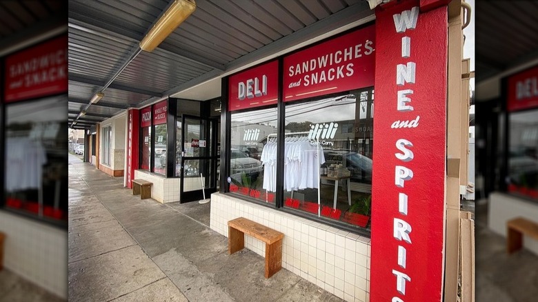 Exterior of 'ili 'ili Cash & Carry in Hawaii