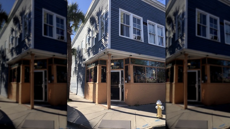 Front entrance of D'Allesandro's Pizza